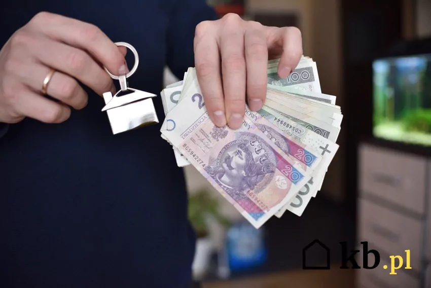 Już za pięć lat ceny kawalerek w Warszawie będą zdecydowanie wyższe niż dziś mężczyzna trzyma w dłoniach pieniądze i kluce do domu