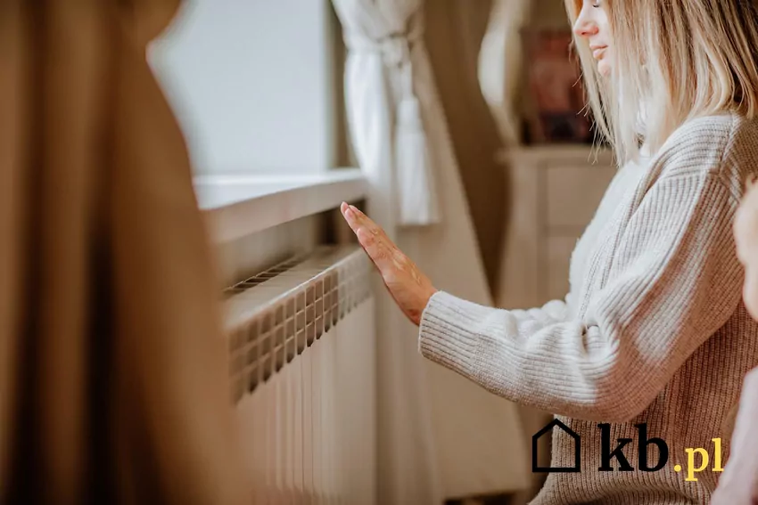 kobieta przy grzejniku