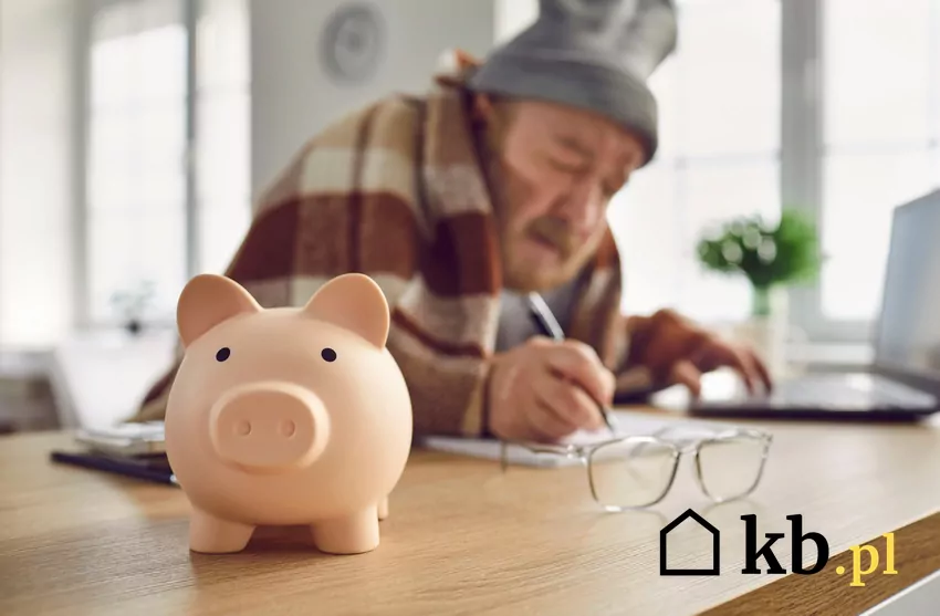 W sezonie grzewczym warto szukać dodatkowych sposobów na oszczędzanie energii starszy mężczyzna w kocu czy wydatki, skarbonka