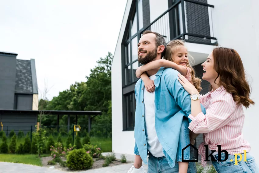 Rodzina cieszy się, że zamiast gazu wybrała pompę ciepła szczęśliwa rodzina, dom
