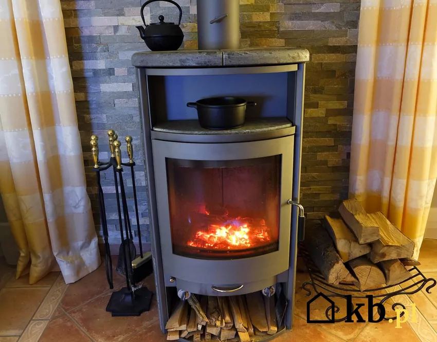 W mroźne dni wspomaganiem dla systemu grzewczego domu może być kominek Kominek nie tylko zapewnia przytulną atmosferę, ale również wspomaga ogrzewanie zasadnicze domu