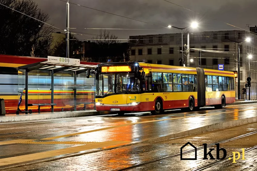 Długa jazda komunikacją miejską bywa bardzo męcząca autobus w centum miasta