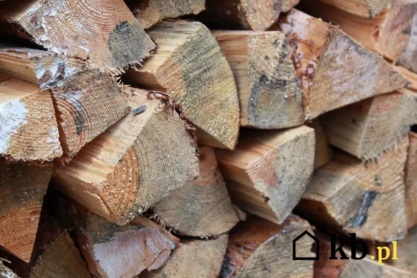 Mimo wysokiej wartości opałowej, drewno sosny spala się stosunkowo szybko