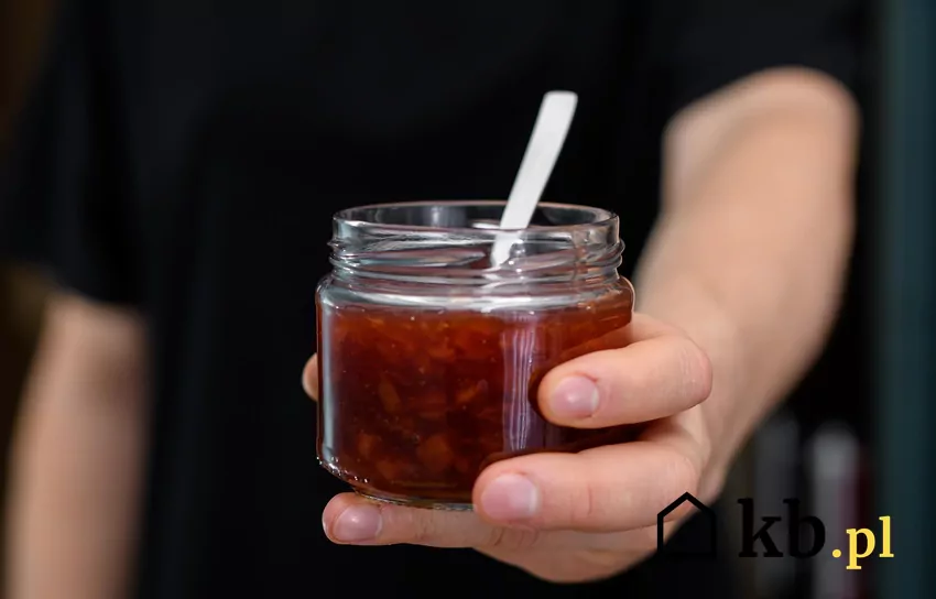 Brudny słoik po domowych przetworach – czy wrzucić go do szkła, czy do odpadów zmieszanych? słoik