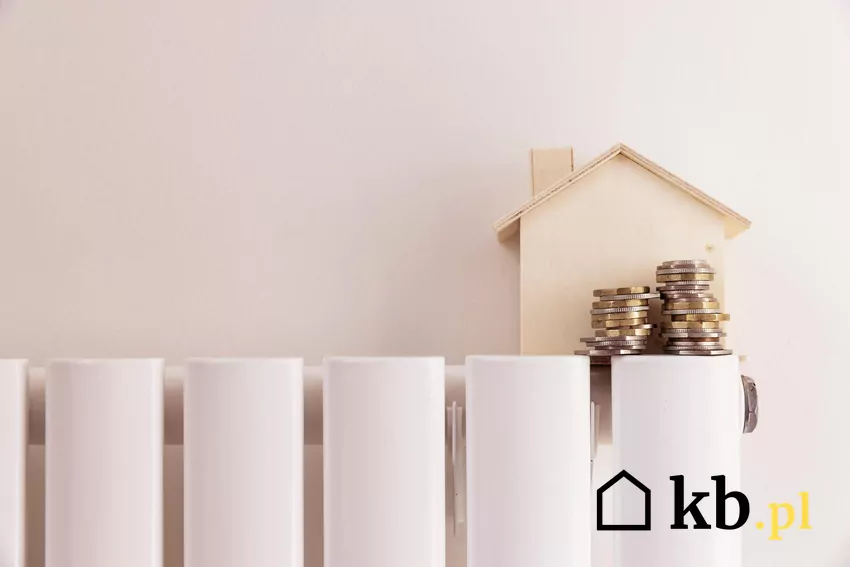 Makieta domu i pieniądze na kaloryferze