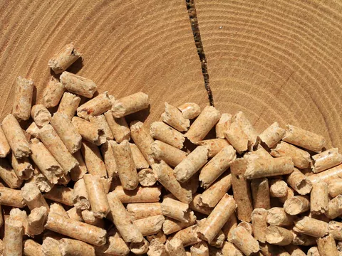 Jak rozpoznać pellet słabej jakości?