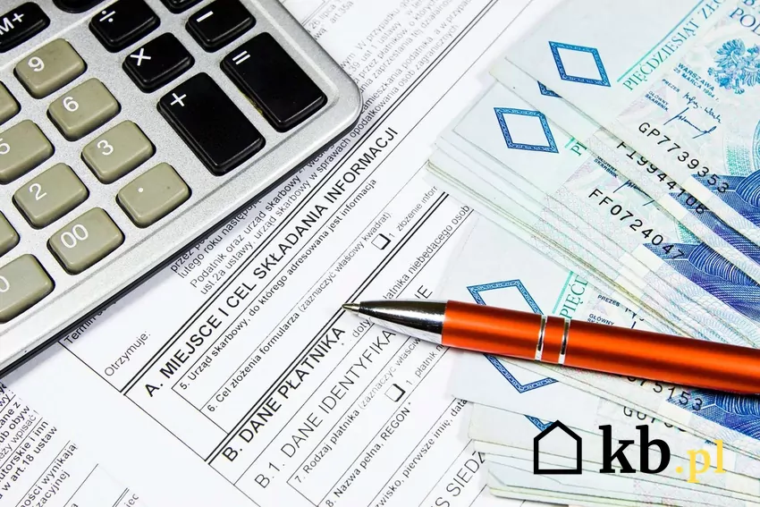 Dokładne policzenie podatków często potrafi być skomplikowane Pieniądze, formularze i kalkulator