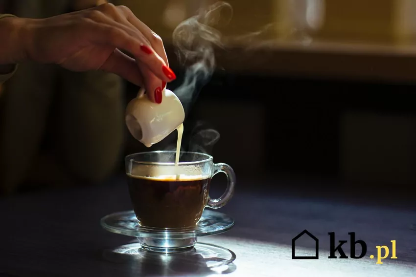 Wlewanie mleka do kawy