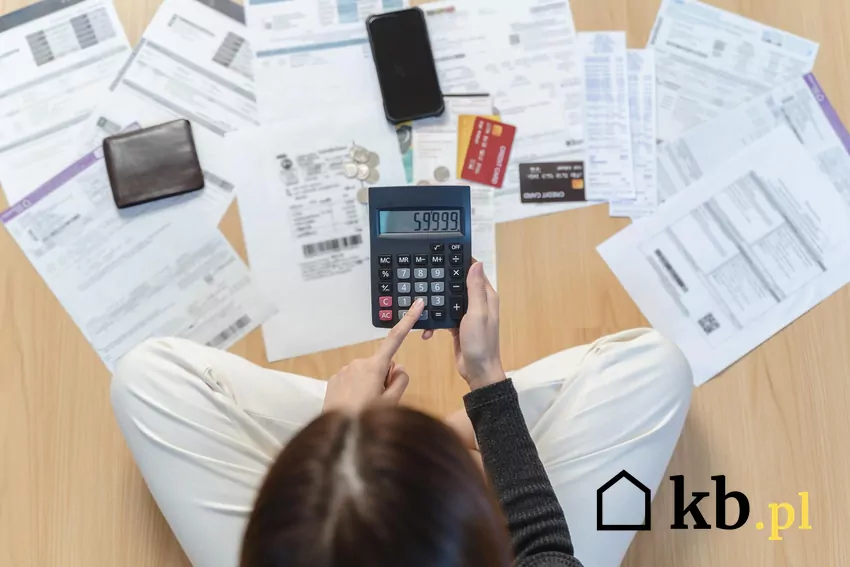 Prawo przewiduje szeroki katalog świadczeń i środków, których komornik nie może zająć Kobieta z kalkulatorem i dokumenty