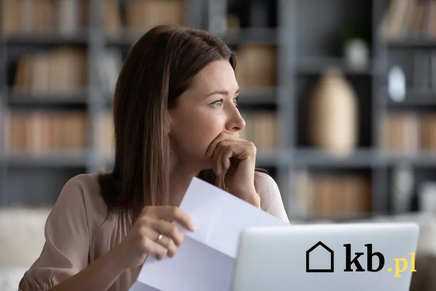 Wynagrodzenie z umowy zlecenia lub o dzieło co do zasady nie jest traktowane jak pensja, dlatego nie obejmuje go ochrona minimalnego wynagrodzenia Załamana kobieta i dokumenty