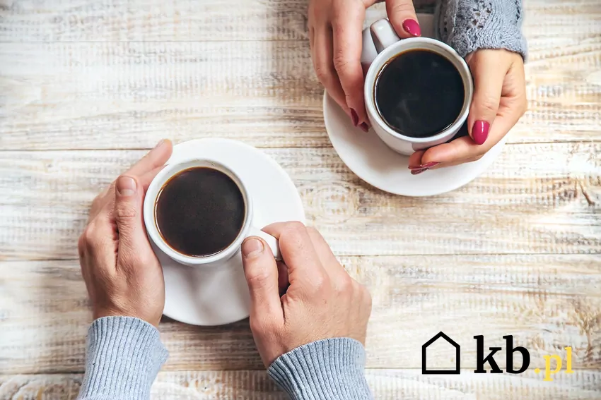Dłonie trzymające filiżanki z kawą