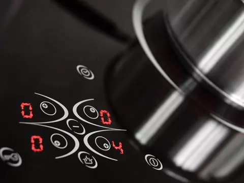 Płyta indukcyjna wybija korki