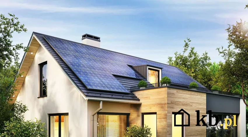 Odłączanie falownika przy wysokim napięciu w sieci niskiego napięcia można wyeliminować Panele fotowoltaiczne na dachu nowoczesnego domu jednorodzinnego