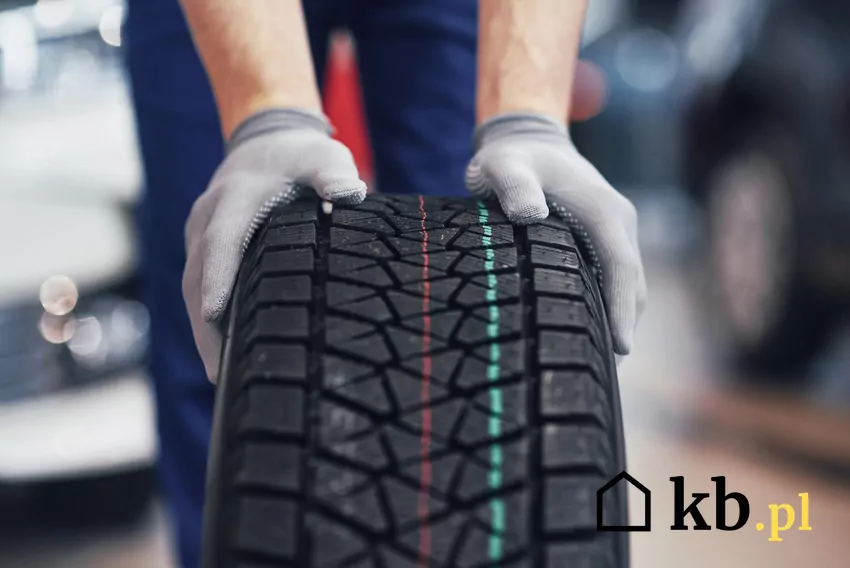 Mężczyzna trzyma oponę