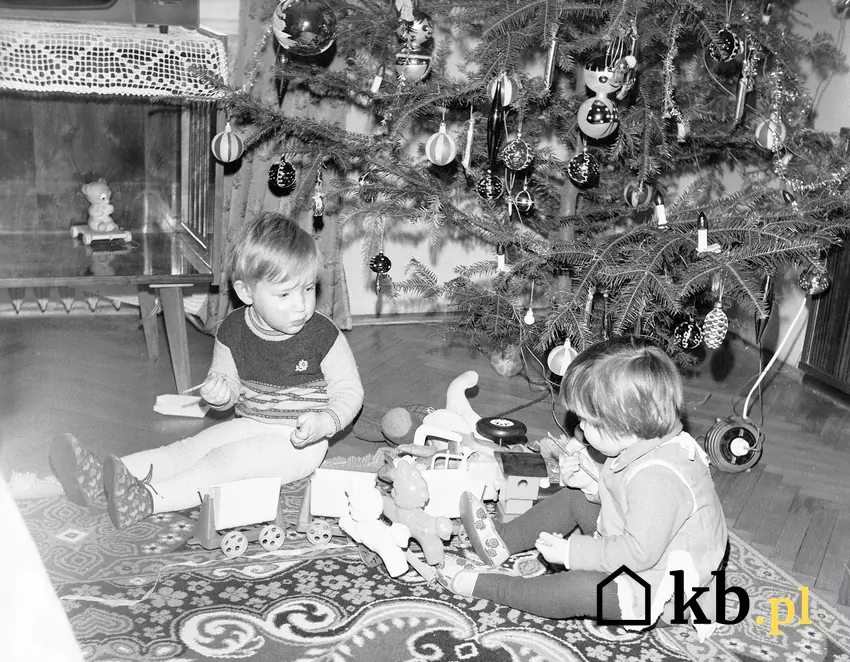 Kolejki i trudności z zaopatrzeniem omijały najmłodszych. Te chwile wspominamy z największą nostalgią (Narodowe Archiwum Cyfrowe) dzieci pod choinką (1977)