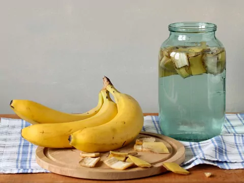 Skórki z bananów do zrobienia nawozu