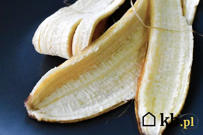 Skórki bananów to źródło potasu i fosforu, które wzmacniają kwitnienie i owocowanie roślin Skórki z bananów