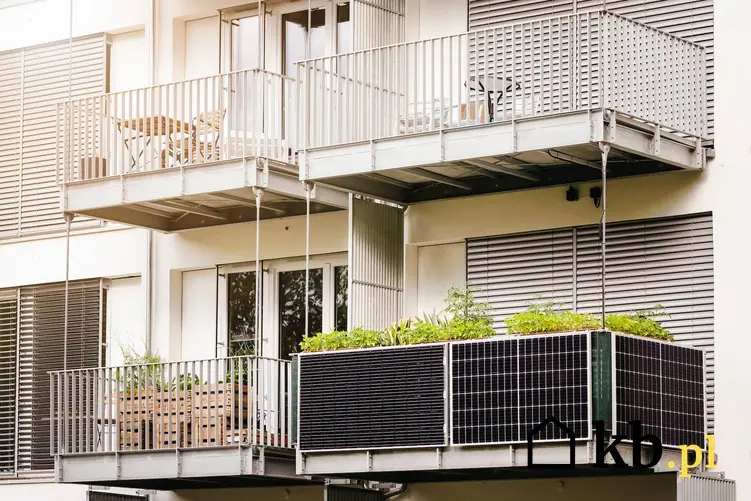 fotowoltaika na balkonie, ponad 400 tysięcy mieszkańców Niemiec zainwestowało już w balkonowe panele solarne