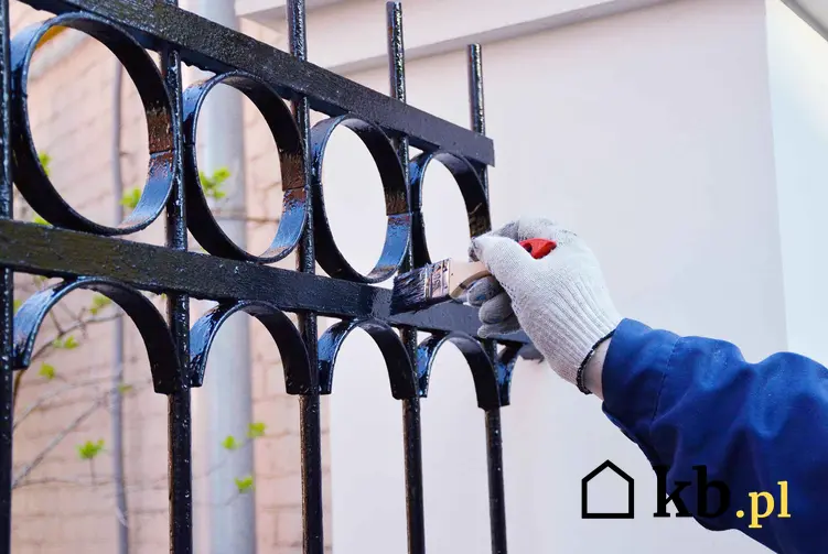 Malowanie metalowego ogrodzenia czarną farbą, jaka farba będzie najlepsza do malowania metalu dbając o ochronę przed korozją