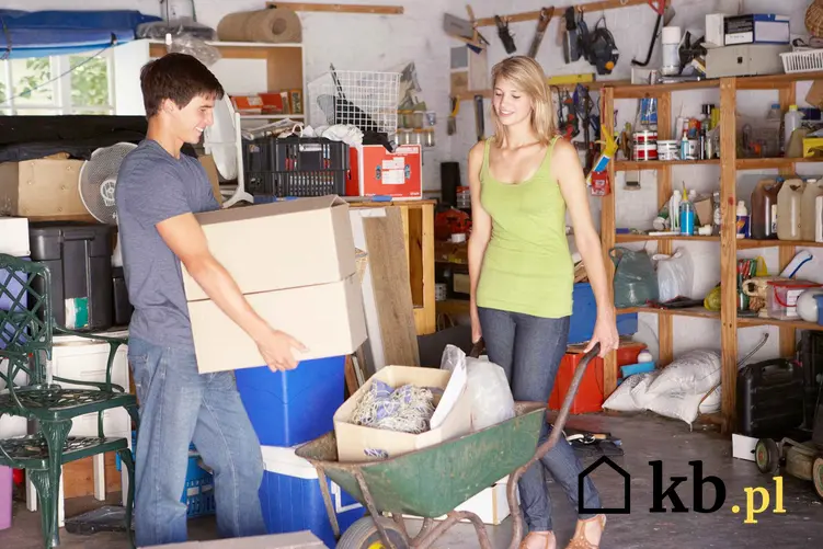Nastolatkowie sprzątający garaż, jakie akcesoria pomogą zorganizować przestrzeń w garażu