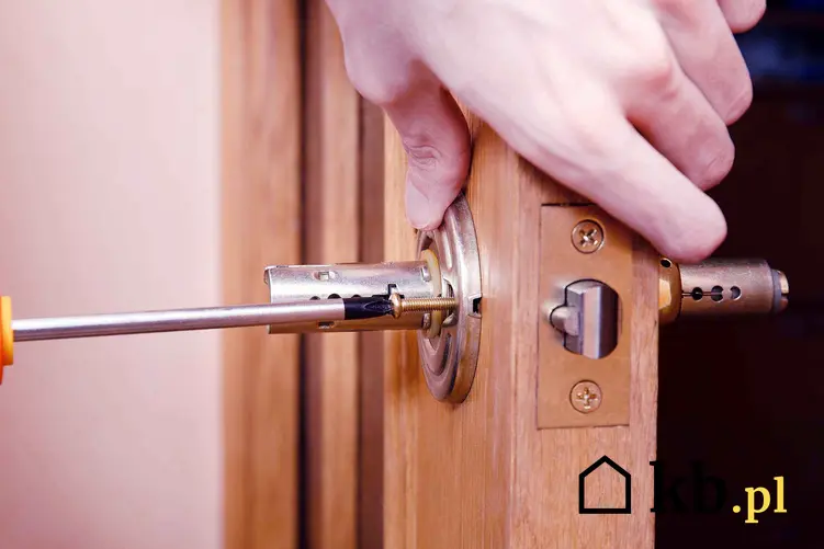 Montaż klamki w drzwiach wejściowych, powody, dla których klamka jest luźna