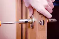 Ilustracja artykułu luźna klamka w drzwiach - jak ją skutecznie dokręcić?