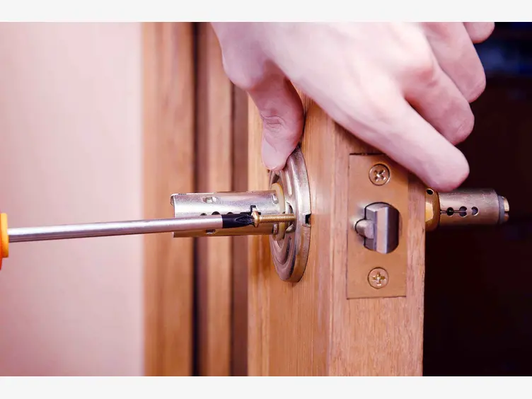 Ilustracja artykułu luźna klamka w drzwiach - jak ją skutecznie dokręcić?