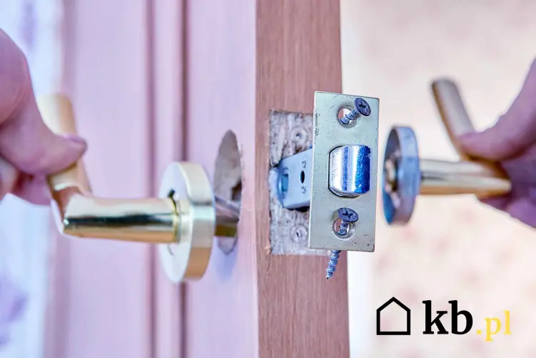 Zepsuta klamka w drzwiach wejściowych, jak naprawić poluzowaną klamkę