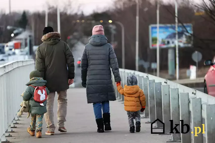 Rodzina spacerująca po moście