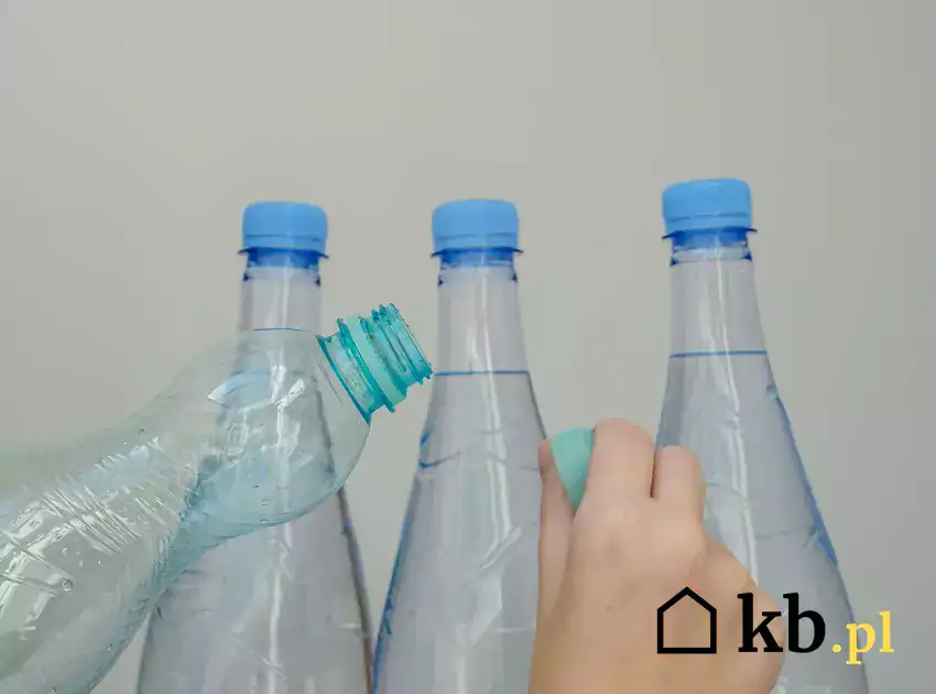 Zwrot plastikowych butelek do sklepów.