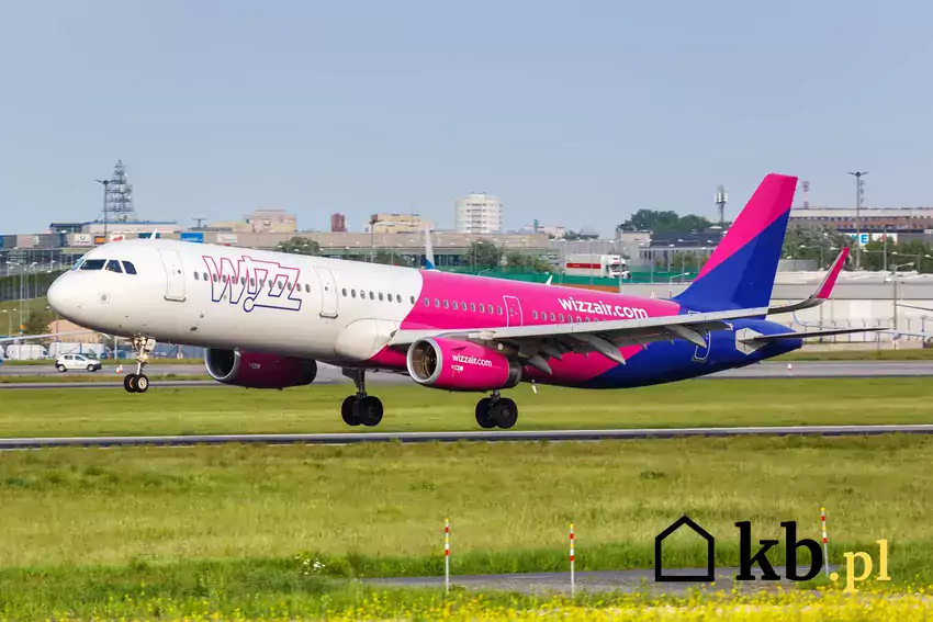 Samolot Wizz Air na lotnisku