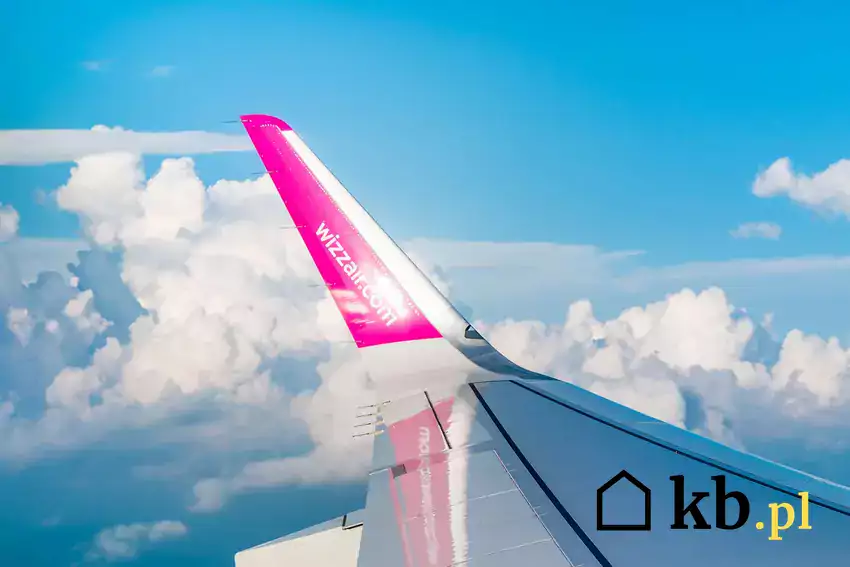 Samolot Wizz Air na niebie