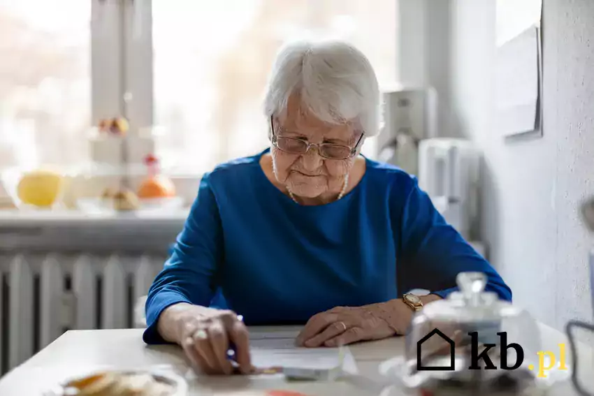 starsza kobieta podpisuje umowę