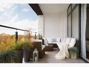 Ilustracja artykułu jak zagospodarować mały balkon, żeby przyjemnie spędzać na nim czas latem?