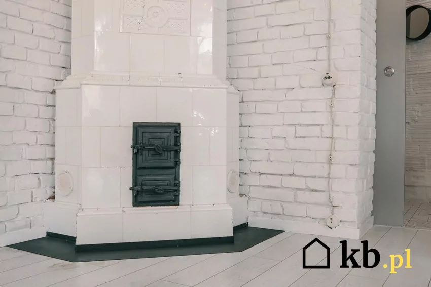 Idea kominków z akumulacją ciepła nie jest wcale nowa, ponieważ jej korzenie sięgają czasów, gdy w domach stosowano ciężkie piece kaflowe o dużej pojemności cieplnej Piec kaflowy