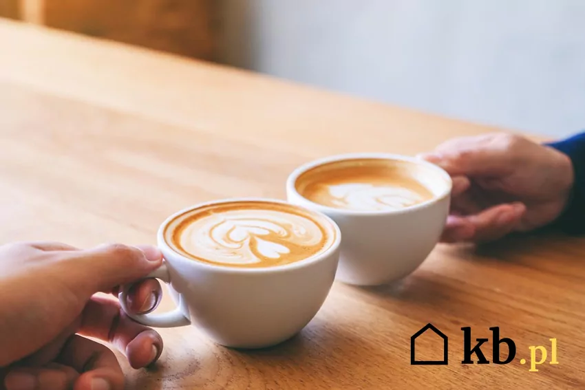 Filiżanki z zaparzoną kawą