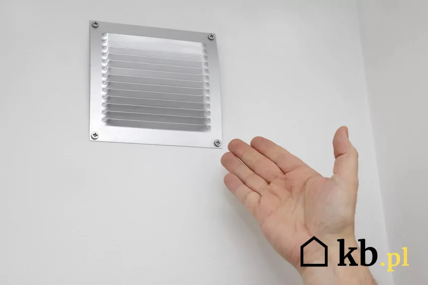 W dawnych domach test ciągu sprawdzano… piórkiem. Lekkie ptasie pióro przykładano do otworu komina – jeśli unosiło się do góry, komin był uznawany za „zdrowy” wentylacja