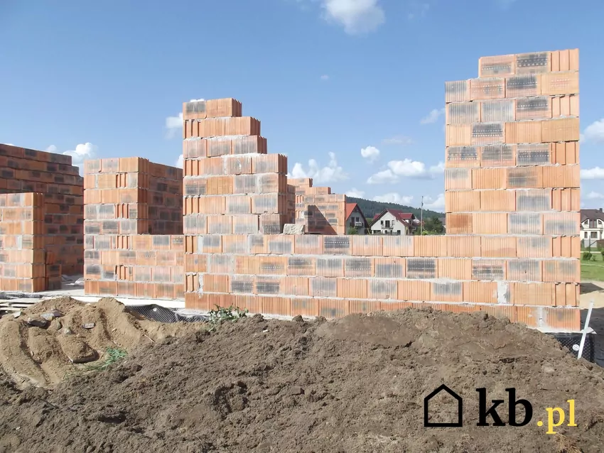 Dlaczego fundamenty pękają? Sprawdzamy budowa domu