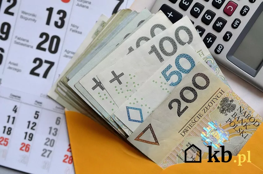 pieniądze na tle kalendarza
