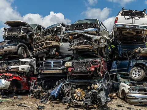 Jak legalnie sprzedać samochód na części?
