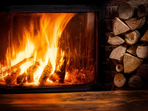 Jak ograniczyć ilość popiołu w kominku?