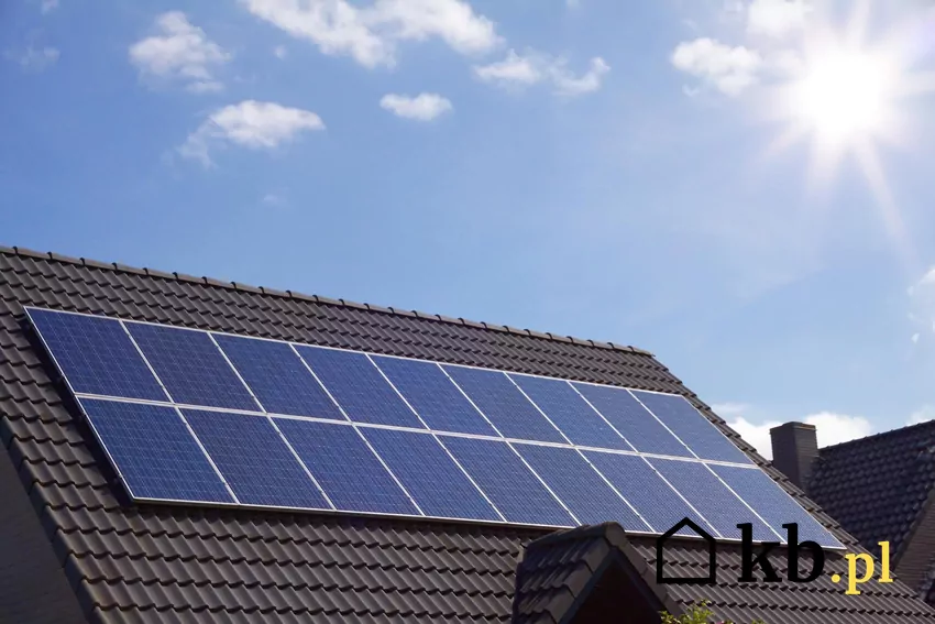 Nawet niewielki cień na jednym małym fragmencie panelu – na przykład od komina lub anteny – może aktywować diodę bypass i zredukować moc o 30–40%, mimo że reszta modułu jest w pełnym słońcu fotowoltaika