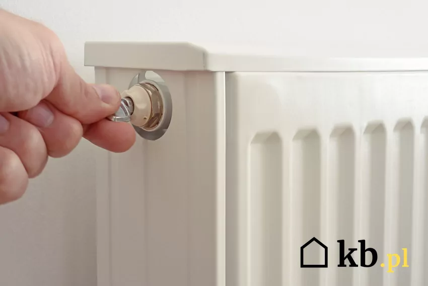 Dzięki odpowietrzaniu grzejników system grzewczy dłużej zachowa sprawność mężczyzna odpowietrza grzejnik