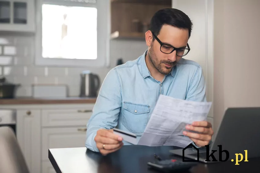 Najważniejszą zasadą związaną z przedawnieniem jest to, że bieg terminu można bardzo łatwo przerwać Mężczyzna przegląda dokumenty i trzyma kartę płatniczą