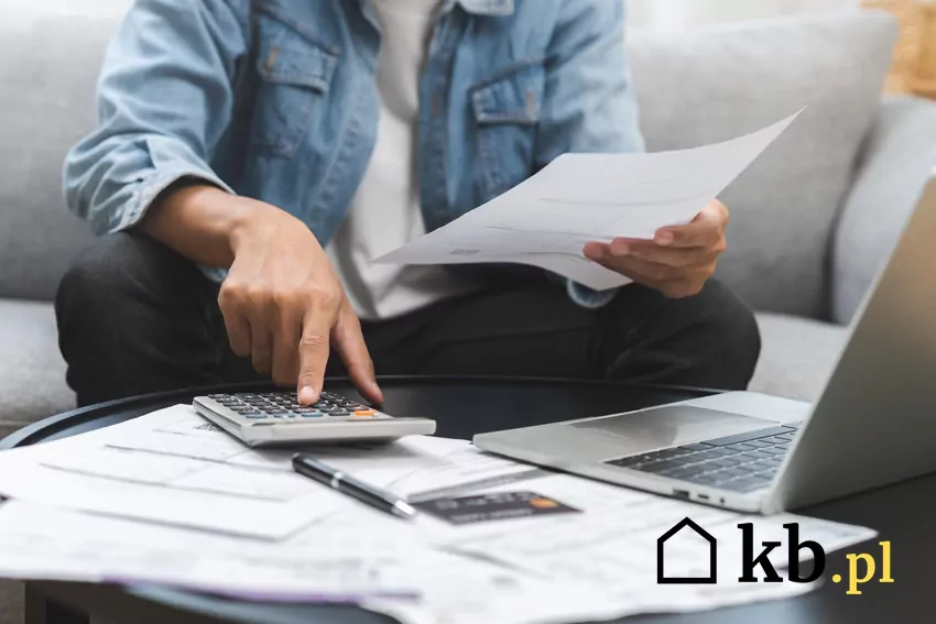 Wielu osobom wydaje się, że dług po prostu „znika”, jeśli minie odpowiednio dużo czasu Mężczyzna przegląda dokumenty