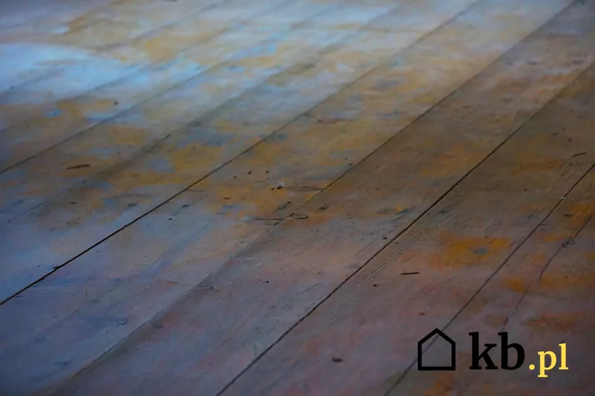 W starych domach, gdzie stropy mogą być drewniane lub o niższej nośności, montaż podłogówki może być problematyczny Zniszczona podłoga