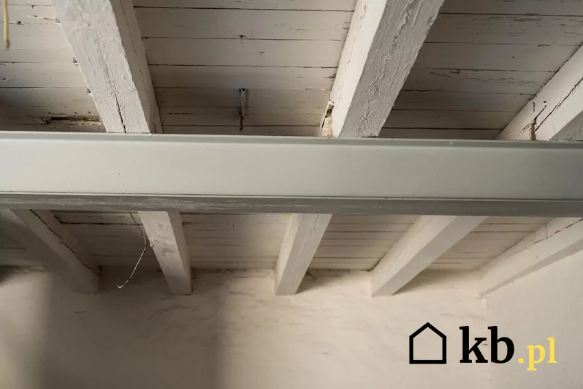 Niektóre konstrukcje stropowe nie pozwalają na znaczne pogrubienie warstw podłogi i ograniczają możliwość zwiększenia masy, która mogłaby akumulować ciepło Strop w starym budynku