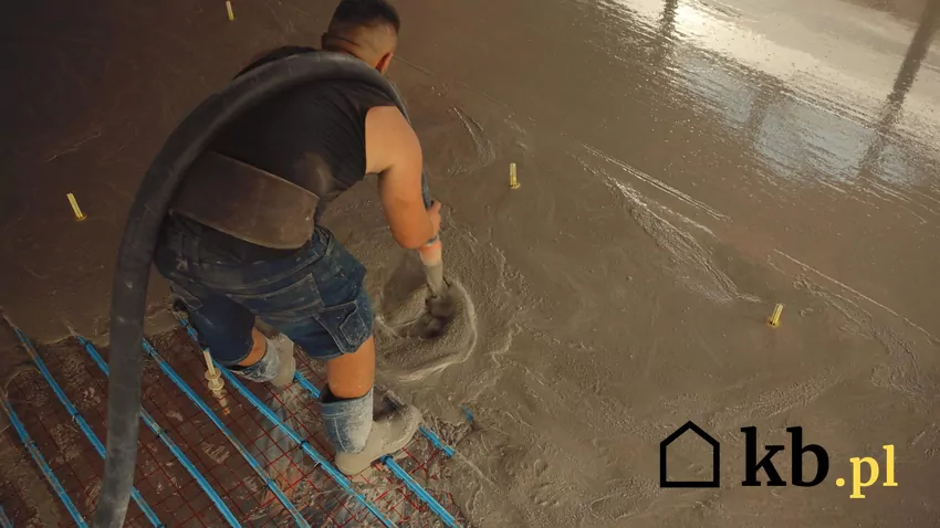 Instalacja systemu podłogowego może wymagać podniesienia poziomu podłogi o kilka centymetrów Mężczyzna robi wylewkę