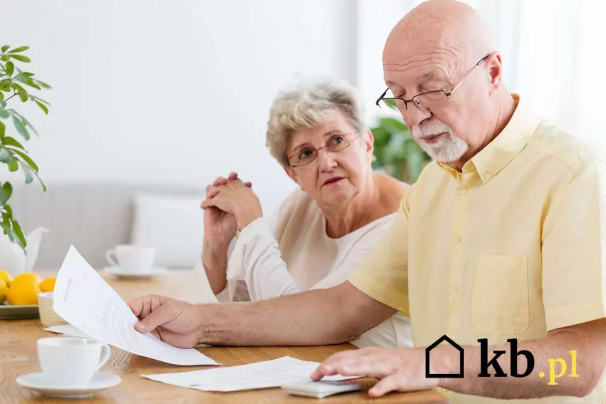 Dodatkowe świadczenia finansowe mogą wspierać domowy budżet emerytów Para emerytów siedzi przy biurku