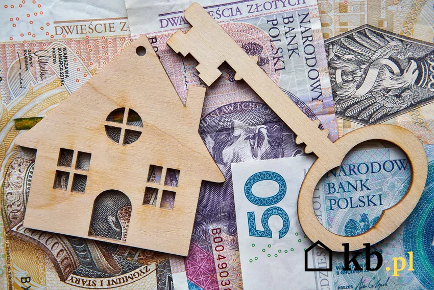 Po śmierci najemcy czynsz nie będzie zamrożony, gmina naliczy do stosownie do warunków finansowych nowego lokatora Drewniane dom i klucz na tle pieniędzy